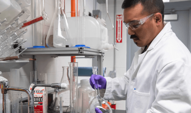 Лаборант разглядывает пробирку